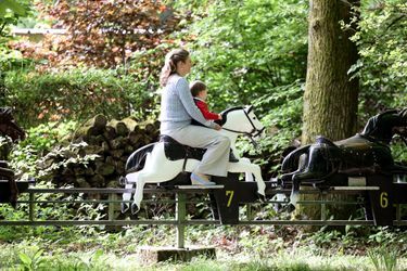 Le prince Charles de Luxembourg avec sa mère la princesse Stéphanie au Parc Merveilleux à Bettembourg, le 5 mai 2022