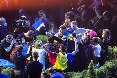 L'Ukraine a remporté samedi soir en Italie le concours Eurovision de la chanson, devant le Royaume-Uni et l'Espagne, grâce au vote des téléspectateurs qui ont plébiscité le groupe représentant le pays envahi fin février par les troupes russes.