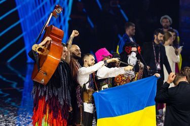 L&#039;Ukraine a remporté samedi soir en Italie le concours Eurovision de la chanson, devant le Royaume-Uni et l&#039;Espagne, grâce au vote des téléspectateurs qui ont plébiscité le groupe représentant le pays envahi fin février par les troupes russes.