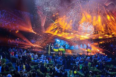 L&#039;Ukraine a remporté samedi soir en Italie le concours Eurovision de la chanson, devant le Royaume-Uni et l&#039;Espagne, grâce au vote des téléspectateurs qui ont plébiscité le groupe représentant le pays envahi fin février par les troupes russes.