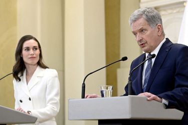 Le président Sauli Niinistö et la Première ministre Sanna Marin lors de la conférence de presse annonçant officiellement la candidature de la Finlande à l&#039;Otan.