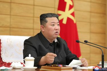 Le dirigeant nord-coréen Kim Jong Un assiste à une réunion du Parti des travailleurs pour évoquer l&#039;épidémie de coronavirus le 15 mai 2022.