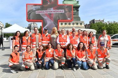 Adriana Karembeu (ambassadrice de la Croix Rouge) et Marc Lévy (ambassadeur de la Croix Rouge) lors du lancement de la semaine de la grande quête nationale de la Croix-Rouge sur la place de la Bastille à Paris, France, le 14 mai 2022.