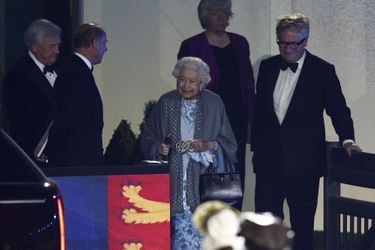 La reine Elizabeth II quitte la loge royale à Windsor, le 15 mai 2022