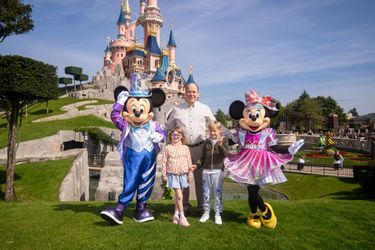 Le prince Jacques et la princesse Gabriella de Monaco avec le prince Albert II à Disneyland Paris, en avril 2022
