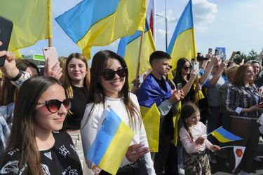 Les fans du Kalush Orchestra accueillent le groupe à la frontière ukrainienne à Krakovets, le 16 mai 2022.