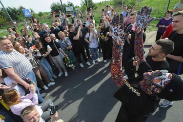Le Kalush Orchestra et ses fans à la frontière ukrainienne à Krakovets, le 16 mai 2022.