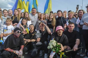 Le Kalush Orchestra et ses fans à la frontière ukrainienne à Krakovets, le 16 mai 2022.