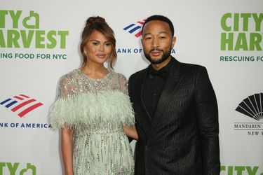 John Legend et sa femme Chrissy Teigen lors du gala de bienfaisance &quot;Red Supper Club&quot; au Cipriani, à New York, le27 avril 2022.