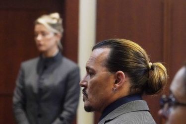 Johnny Depp et son ex-femme Amber Heard lors de leur procès à Fairfax, en Virginie, le 16 mai 2022. 