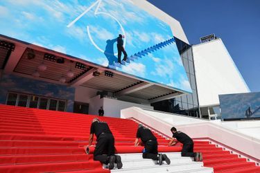 Installation du tapis rouge au Palais des Festivals, au jour du Festival de Cannes, le 17 mai 2022. 