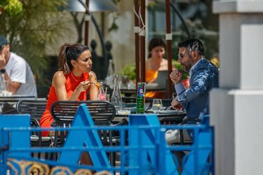 Eva Longoria et son mari Jose Baston déjeunent à la terrasse de l'hôtel "Martinez" lors du 75ème Festival International du Film de Cannes, le 16 mai 2022.