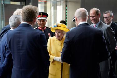 La reine Elizabeth II et le prince Edward dans une station de métro à Londres, le 17 mai 2022