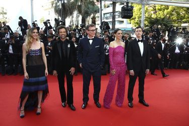 Matilda Anna, Ingrid Lutz, Romain Duris, Michel Hazanavicius et Berenice Bejo, Finnegan Oldfield - Montée des marches du film "Coupez !" pour la cérémonie d’ouverture du 75ème Festival International du Film de Cannes. Le 17 mai 2022.