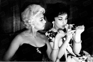 Les deux stars comparent leurs bijoux et rient comme seules deux amies peuvent le faire au restaurant. Martine Carol et Gina Lollobrigida viennent de remettre la Palme d’or 1958 au Soviétique Mikhaïl Kalatozov pour «Quand passent les cigognes » et le Prix spécial du jury à Jacques Tati pour «Mon oncle ».