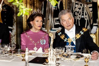 La reine Silvia de Suède et le président finlandais Sauli Niinistö, lors du banquet d’Etat servi au Palais royal à Stockholm le 17 mai 2022 