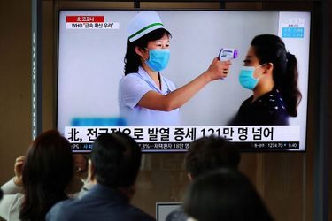 La télévision sud-coréenne diffuse un reportage à propos de la vague de covid-19 en Corée du Nord.