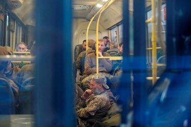 Près de 1000 combattants ukrainiens ont été évacués de l&#039;aciérie Azovstal, à Marioupol, et rassemblés dans des bus marqués «Z», qui les ont conduits vers les territoires contrôlés par la Russie, le 17 mai 2022.