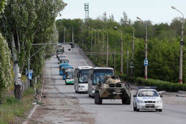 Près de 1000 combattants ukrainiens ont été évacués de l&#039;aciérie Azovstal, à Marioupol, et rassemblés dans des bus marqués «Z», qui les ont conduits vers les territoires contrôlés par la Russie, le 17 mai 2022.