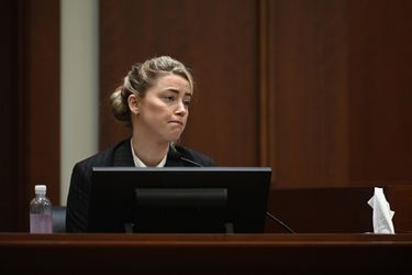Amber Heard lors de son procès contre son ex-mari Johnny Depp, au tribunal de Fairfax, le 17 mai 2022. 