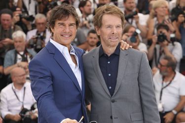 Jerry Bruckheimer et Tom Cruise au photocall du film &quot;Top Gun: Maverick&quot; au Festival de Cannes, le 18 mai 2022. 