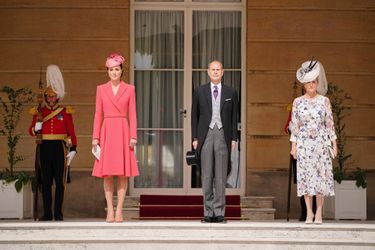 Kate Middleton, duchesse de Cambridge, Sophie Rhys Jones, comtesse de Wessex et le prince Edward comte de Wessex lors de la Royal Garden Party à Buckingham Palace le 18 mai 2022.