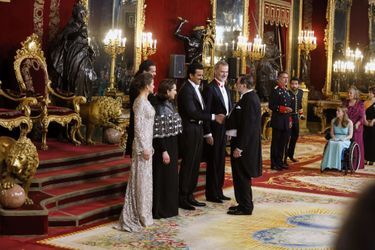 La reine Letizia et le roi Felipe VI d&#039;Espagne avec l&#039;émir du Qatar et sa première épouse à Madrid, le 17 mai 2022