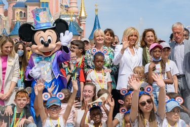 Brigitte Macron et Didier Deschamps ont accompagné 500 enfants et leurs proches à Disneyland Paris, mercredi. 