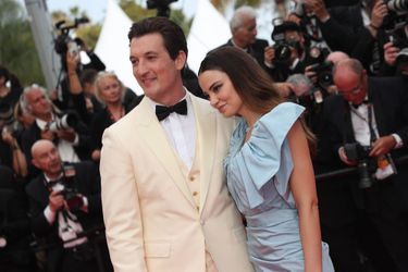 Miles Teller et sa compagne Keleigh Sperry - Montée des marches du film « Top Gun : Maverick » lors du 75ème Festival International du Film de Cannes. Le 18 mai 2022