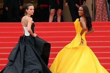 Josephine Skriver et Jasmine Tookes lors de la montée des marches au Festival de Cannes 2022, le 18 mai.
