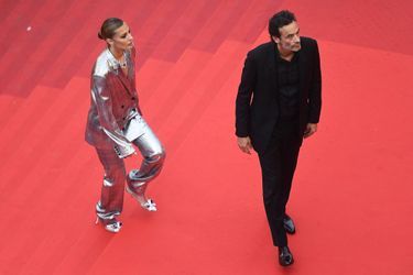 Sveva Alviti et Anthony Delon à la montée des marches du film &quot;Top Gun:Maverick&quot; au Festival de Cannes, le 18 mai 2022.