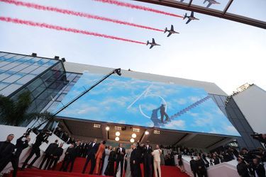 La Patrouille de France au-dessus du Palais des Festivals, lors de la montée des marches de Tom Cruise et l'équipe de «Top Gun: Maverick».