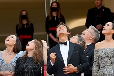 Keleigh Sperry, Tom Cruise et Jennifer Connelly savourent le spectacle dans le ciel cannois. 