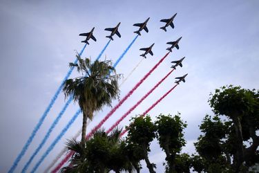 La Patrouille de France au-dessus du Palais des Festivals, lors de la montée des marches de Tom Cruise et l&#039;équipe de «Top Gun: Maverick».