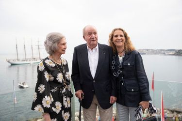L’ex-roi Juan Carlos avec sa femme l’ex-reine Sofia et leur fille aînée l’infante Elena à Sanxenxo, le 14 juillet 2019 