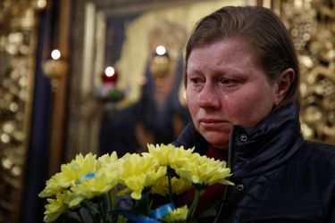 Une femme réagit lors des funérailles de Denys Antipov, militaire ukrainien récemment tué dans un combat avec les troupes russes, à Kiev, Ukraine le 18 mai 2022.