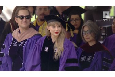 Mercredi 18 mai, Taylor Swift a reçu un doctorat honorifique de l&#039;Université de New York au Yankee Stadium.