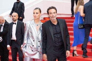 Sveva Alviti et Anthony Delon à la montée des marches du film &quot;Top Gun:Maverick&quot; au Festival de Cannes, le 18 mai 2022.