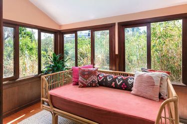 Anya Taylor-Joy s&#039;est achetée une villa dans le célèbre quartier d&#039;Hollywood Hills à Los Angeles, pour la modique somme de 2,3 millions de dollars.