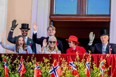 La famille royale de Norvège au balcon du Palais royal à Oslo, le 17 mai 2022