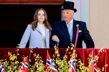 La princesse Ingrid Alexandra et son grand-père le roi Harald V de Norvège au balcon du Palais royal à Oslo, le 17 mai 2022