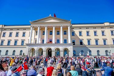 Le défilé des écoliers d&#039;Oslo devant la famille royale de Norvège installée au balcon du Palais royal, le 17 mai 2022