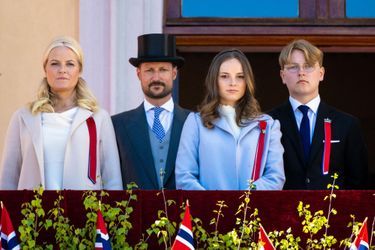Les princesses Mette-Marit et Ingrid Alexandra et les princes Haakon et Sverre Magnus de Norvège au balcon du Palais royal à Oslo, le 17 mai 2022