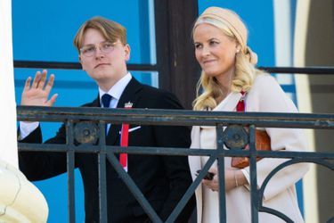 Le prince Sverre Magnus et la princesse Mette-Marit de Norvège au balcon du Palais royal à Oslo, le 17 mai 2022
