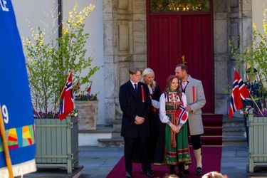 Les princesses Mette-Marit et Ingrid Alexandra et les princes Sverre Magnus et Haakon de Norvège, avec leurs chiens, à Asker, le 17 mai 2022