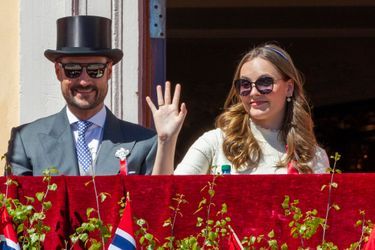 La princessea Ingrid Alexandra et son père le prince héritier Haakon de Norvège au balcon du Palais royal à Oslo, le 17 mai 2022