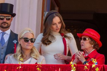 La prince Haakon, les princesses Mette-Marit et Ingrid Alexandra et la reine Sonja de Norvège au balcon du Palais royal à Oslo, le 17 mai 2022