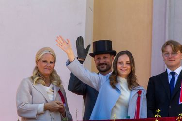 Les princesses Mette-Marit et Ingrid Alexandra et les princes Haakon et Sverre Magnus de Norvège au balcon du Palais royal à Oslo, le 17 mai 2022