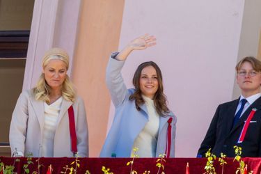 Les princesses Mette-Marit et Ingrid Alexandra et le prince Sverre Magnus de Norvège au balcon du Palais royal à Oslo, le 17 mai 2022