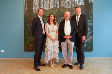 La princesse Marie et le prince Joachim de Danemark avec le peintre danois Jesper Christiansen et l&#039;ambassadeur du Danemark à Paris Michael Starboek Christiensen, le 18 mai 2022